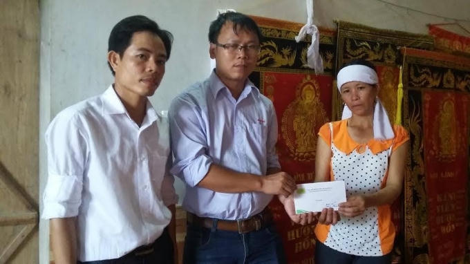Liên quân Báo chí Nghệ An trao quà cho các gia đình có người gặp nạn trong vụ nổ xe ở Lào.