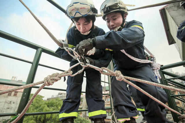 Ở độ cao hàng chục mét so với mặt đất, chị Lan và đồng đội thường tập đu dây, leo tường … Phải là phụ nữ có tinh thần “thép” mới dám đu dây từ trên cao hàng chục mét xuống đất như vậy.