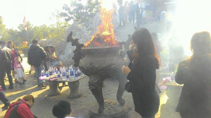 Lư hương rực cháy như ngọn đuốc