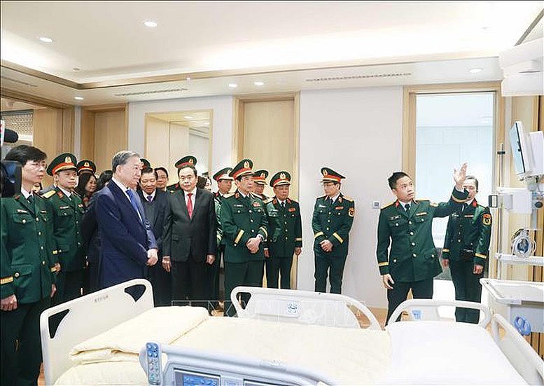 Tổng Bí thư Tô Lâm, Chủ tịch Quốc hội Trần Thanh Mẫn và các đại biểu thăm Viện Bảo vệ, chăm sóc sức khỏe Cán bộ Trung ương (A11) và Viện Lâm sàng các bệnh truyền nhiễm (A4) - Ảnh: TTXVN