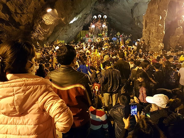 Hàng ngàn thập khách đã chọn thời điểm rạng sáng mồng 6 Tết để khai hội chùa hương vì đã quá chán ngán cảnh chen chúc