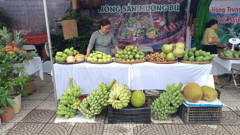 Gian hàng trưng bày và giới thiệu sản phẩm nông sản đặc trưng của xã Mường Bú.