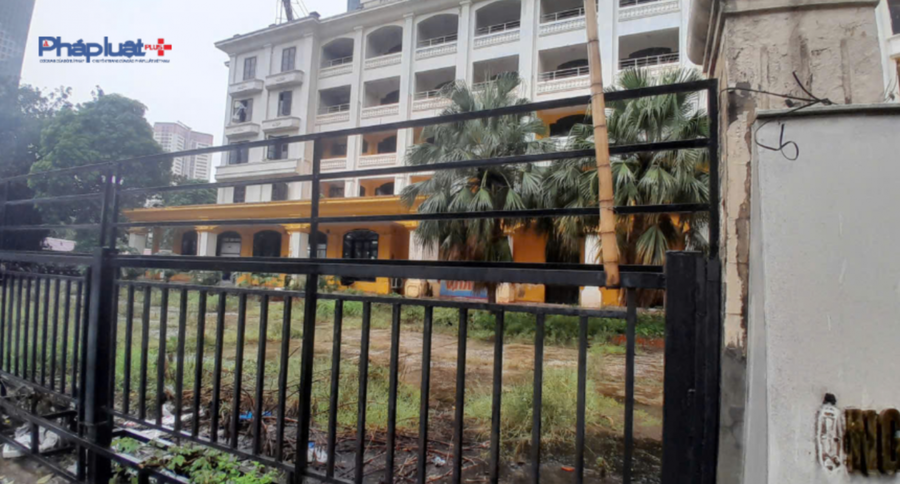 Khách sạn Sông Nhuệ bị bỏ không nhiều năm nay, gây ra sự lãng phí lớn về tài nguyên đất đai.