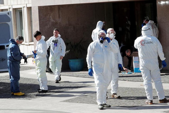 Italia cho tới nay đã ghi nhận số người chết vì virus corona là 463, trở thành nơi có nhiều người tử vong nhất vì Covid-19 sau Trung Quốc. Trong ảnh: Hoạt động khử trùng một tòa nhà ở Rome hôm 8/3.