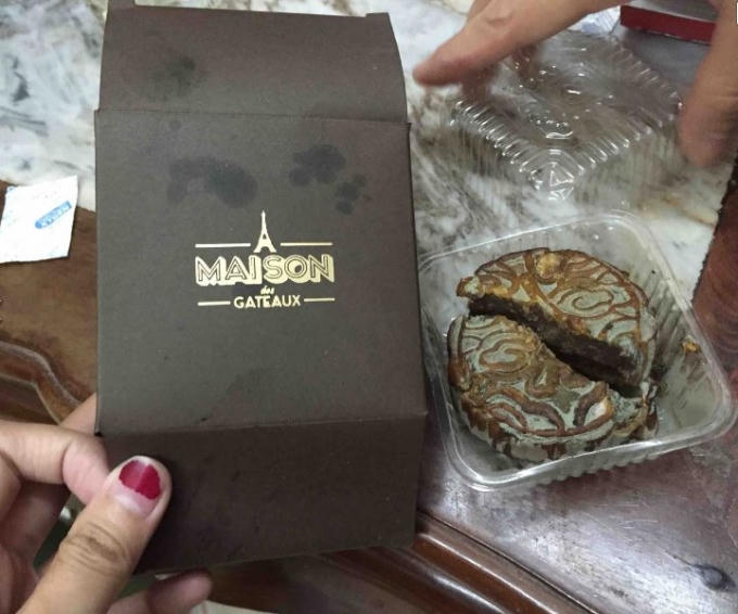 B&aacute;nh trung thu c&oacute; d&ograve;ng chữ MAISON des GATEAUX mốc meo, đen s&igrave;