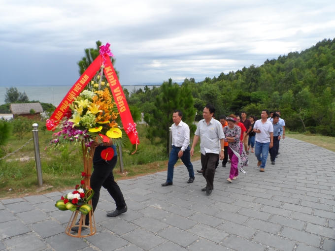 Đoàn "Hành trình tháng 7 tri ân miền Trung" báo Pháp luật Việt nam viếng mộ Đại tướng Võ Nguyên Giáp.