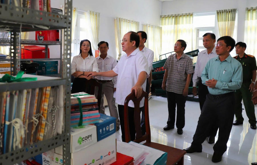 Đoàn công tác của UBND tỉnh Kiên Giang do Phó Chủ tịch UBND tỉnh Nguyễn Thanh Phong làm Trưởng đoàn đã đến khảo sát thực tế tại các trụ sở làm việc và cơ sở vật chất nơi đặt trụ sở mới tại 03 xã: Vĩnh Phong, Vĩnh Thuận và Vĩnh Bình