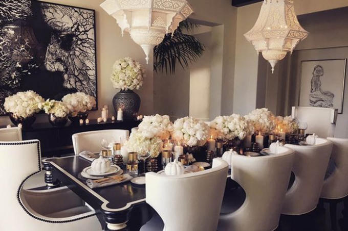 Em gái cô Kim khoe phòng ăn sang trọng với hoa tươi và nến. Ảnh: Mirror