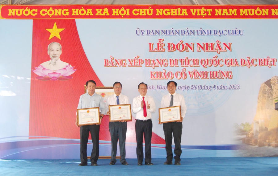 Ông Phạm Văn Thiều - Phó Bí thư Tỉnh ủy, Chủ tịch UBND tỉnh Bạc Liêu, trao Bằng khen cho các tập thể có thành tích tiêu biểu trong thực hiện bảo tồn, phát huy giá trị Di tích và lập hồ sơ Di tích Quốc gia đặc biệt đối với di tích Khảo cổ Vĩnh Hưng.