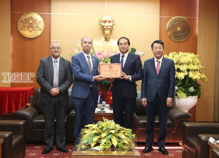 Lãnh đạo tỉnh Thái Nguyên tặng quà cho Đoàn công tác của Đại sứ quán nước Cộng hòa Cuba tại Việt Nam.