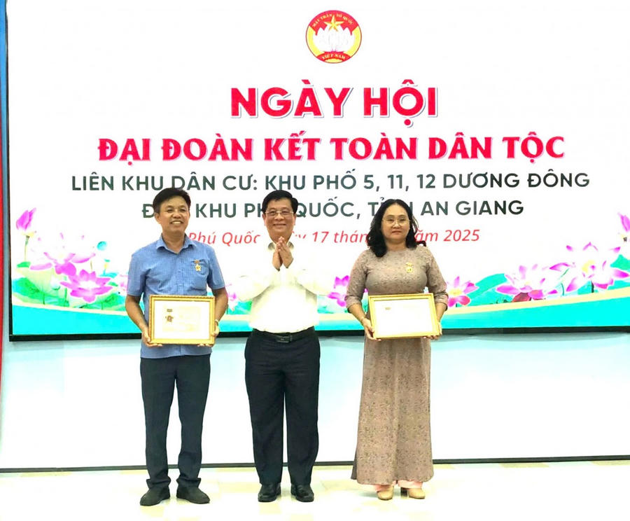 Chủ tịch UBND tỉnh An Giang Hồ Văn Mừng trao tặng Kỷ niệm chương cho 02 cá nhân