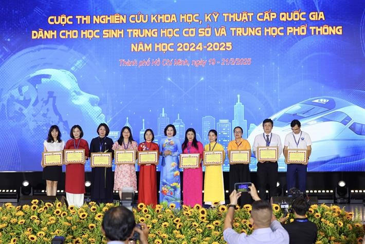 Trao Bằng khen của Công đoàn Giáo dục Việt Nam cho các thầy cô giáo có thành tích trong hướng dẫn học sinh nghiên cứu khoa học.