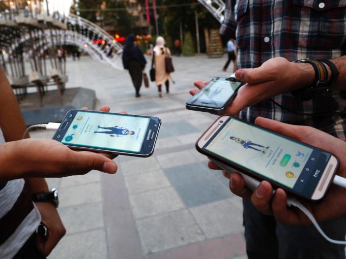 Ra mắt ngày 6/7 nhưng Pokemon Go nhanh chóng trở thành hiện tượng, vượt qua Twitter về lượng người dùng hàng ngày, giúp giá trị cổ phiếu của Nintendo tăng thêm 9 tỷ USD. (Ảnh: AFP)