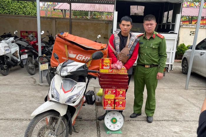 Đối tượng Nông Quang Chung cùng tang vật.