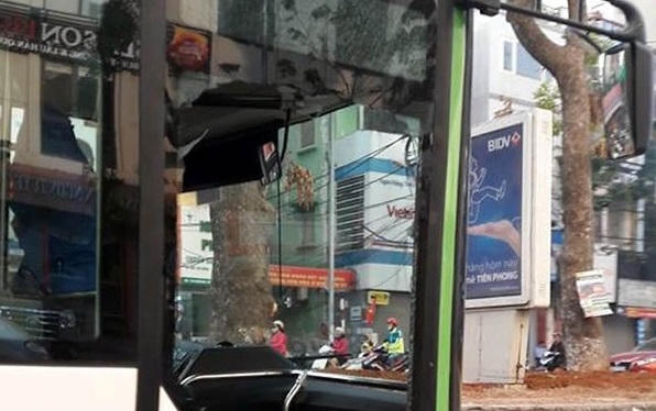 Chiếc xe con cố tình lấn làn, tạt đầu xe buýt nhanh BRT khiến xe buýt vỡ kính giữa phố Hà Nội.