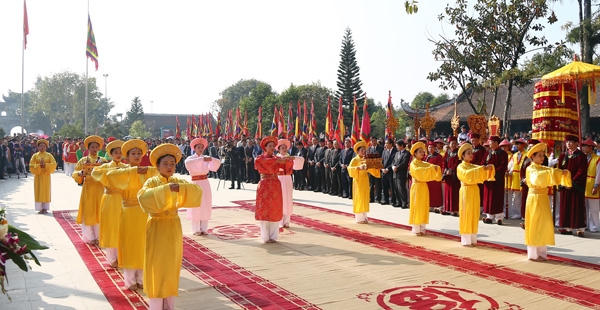 Đội tế nữ quan của Khu di tích lịch sử Đền Hùng thực hiện tế Mẫu Âu Cơ theo nghi lễ truyền thống.