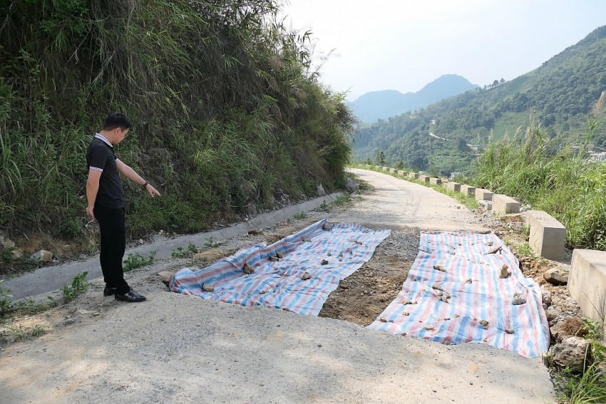 Đơn vị thi công đang khẩn trương sửa chữa, đổ lại mới tuyến đường bê tồng vừa đưa vào sử dụng 1 năm đã có dấu hiệu xuống cấp.