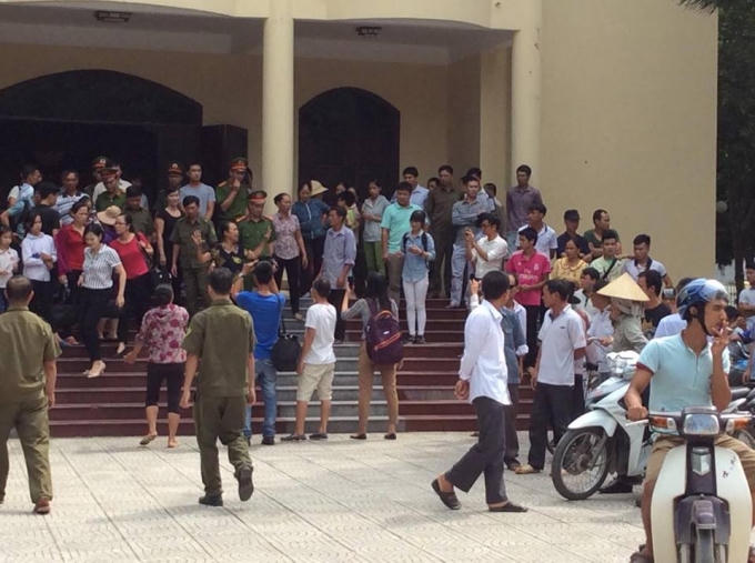 Hàng trăm người dân tới tham dự buỗi công khai xin lỗi ông Trần Văn Thêm.