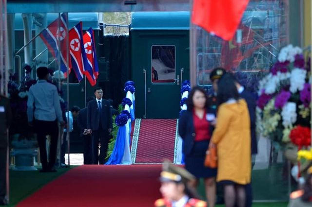 Đo&agrave;n t&agrave;u v&agrave;o vị tr&iacute;, thảm đỏ đ&atilde; sẵn s&agrave;ng. (Ảnh: Qu&yacute; Đo&agrave;n)