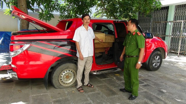 Xe ô tô bán tải được nguỵ trang tinh vi để vận chuyển gỗ lậu. Ảnh: CAQN.