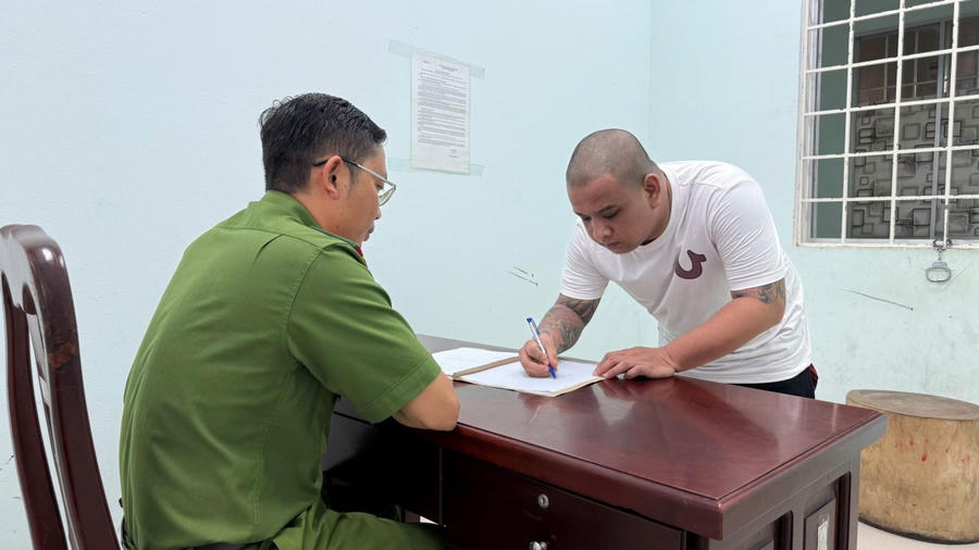 Lực lượng chức năng tiến hành lấy lời khai đối tượng Công