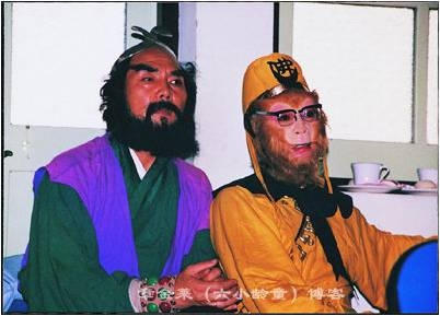 Tề Thiên Đại Thánh đeo kính để xem phim. Ảnh: internet.