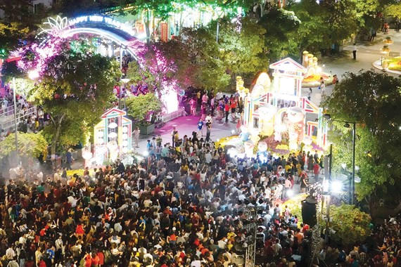 Đông đảo người dân và du khách tham quan Đường hoa Tết Kỷ Hợi 2019 ngay sau lễ khai mạc.