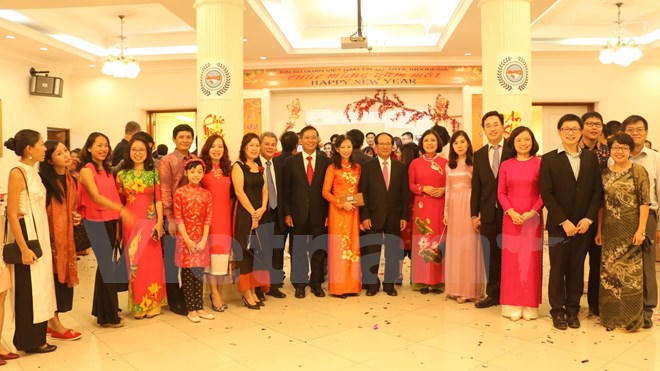 Đại sứ Hoàng Anh Tuấn chụp ảnh chung với các đại biểu cộng đồng người Việt ở Indonesia. (Ảnh: Đỗ Quyên/Vietnam+)