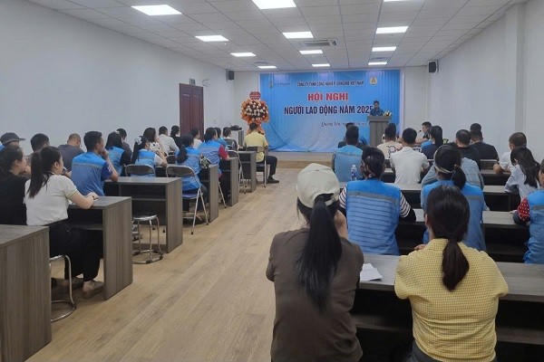Công đoàn công ty tổ chức hội nghị người lao động.
