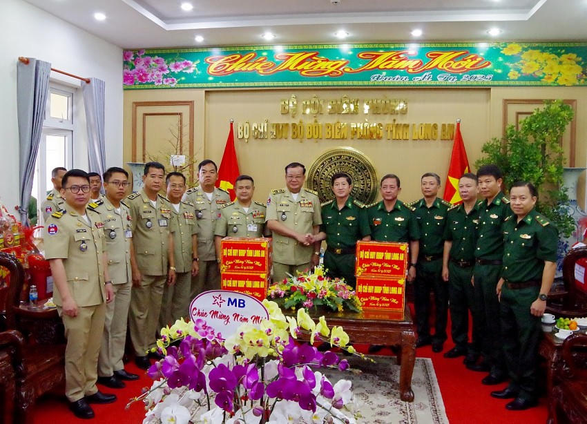Đại tá Đàm Quang Ngoạt trao quà của Bộ Chỉ huy BĐBP Long An tặng đoàn công tác Tổng Cục Cảnh sát Hoàng gia Campuchia. Ảnh: Luận Quân