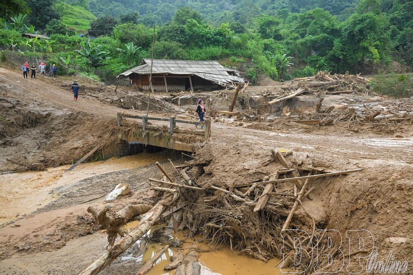 Một phần bản Háng Pu Xi tan hoang sau lũ dữ.