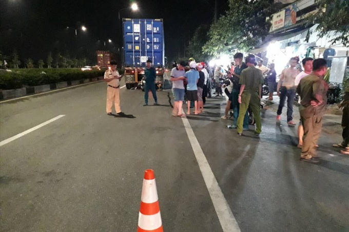 Hiện trường vụ tai nạn chết người trên đường Mỹ Phước Tân Vạn.