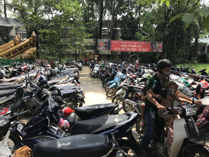 Những b&atilde;i xe trật k&iacute;n bởi số lượng du kh&aacute;ch đến thăm quan qu&aacute; đ&ocirc;ng.