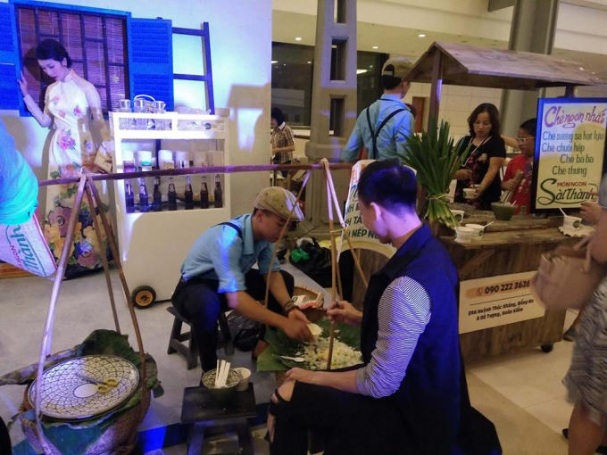 Những món ăn đường phố đặc trưng của Sài Gòn xưa được phục vụ miễn phí cho khán giả ngay phía ngoài sân khấu.