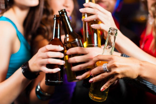 Không lạm dụng rượu, bia và các đồ uống có cồn khác trong các dịp nghỉ lễ để bảo vệ sức khỏe. Ảnh: minh họa
