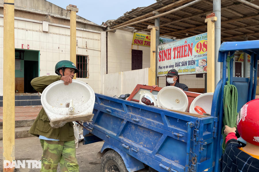 Các chủ ki ốt chủ động thuê người tháo dỡ, tận dụng những thiết bị có thể tái sử dụng được.