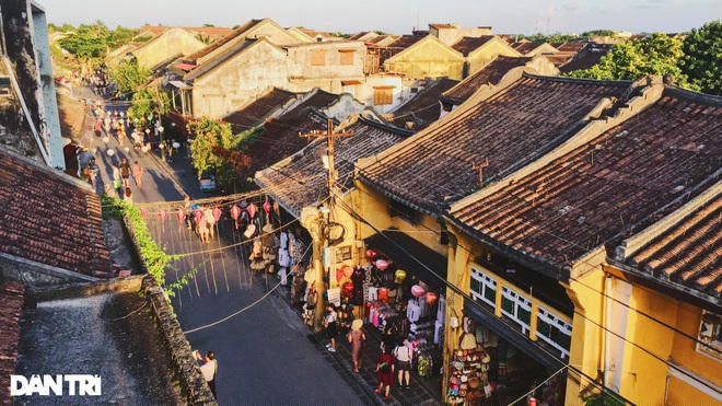 Những con phố nhỏ với đèn lồng rực rỡ sắc màu bên mái ngói rêu phong đã trải qua hơn 500 mùa mưa, nắng sẽ mang lại bình yên và những tấm ảnh kỷ niệm