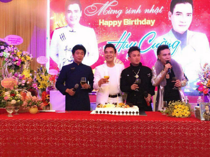 Các nam ca sĩ đến dự sinh nhật một người anh thân thiết.