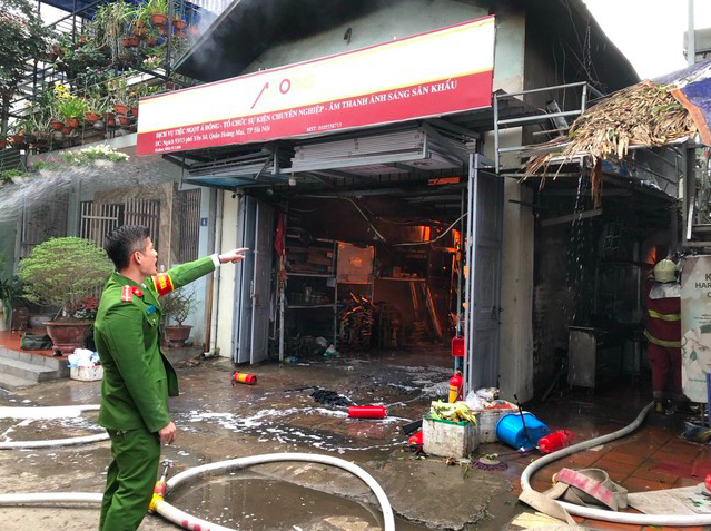 Cháy lớn tại cửa hàng cung cấp dịch vụ tổ chức sự kiện ở quận Hoàng Mai.