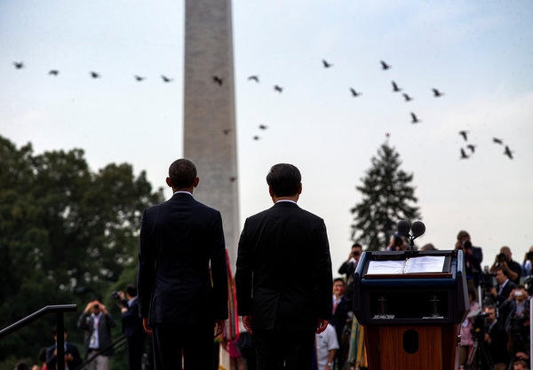 Tại cuộc hội đàm tháng 9 năm ngoái với Tổng thống Mỹ Barack Obama (trái), Chủ tịch Trung Quốc Tập Cận Bình từng cam kết không quân sự hóa Trường Sa. (Ảnh: NYTimes)