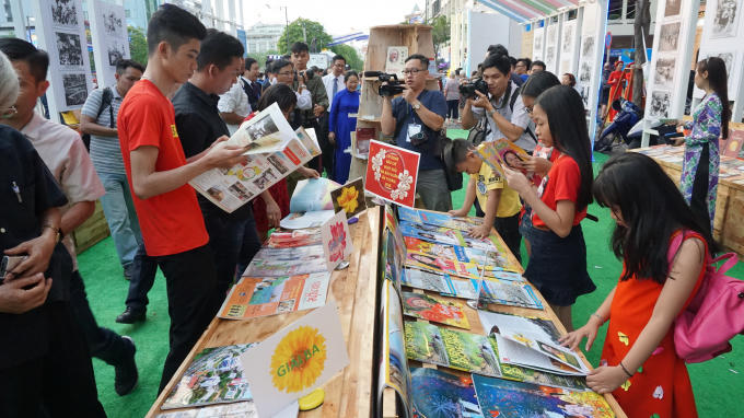 Đông đảo khách tham quan.