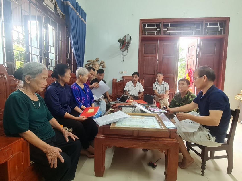 Các hộ dân tại buổi làm việc với phóng viên Pháp Luật Việt Nam.