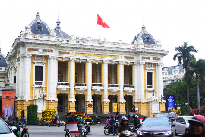 Nhà hát lớn Hà Nội đang chuẩn bị cờ, hoa chào đón hội nghị Mỹ - Triều