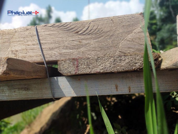Rầm cầu được gia cố ọp ẹp, nguy hiểm.