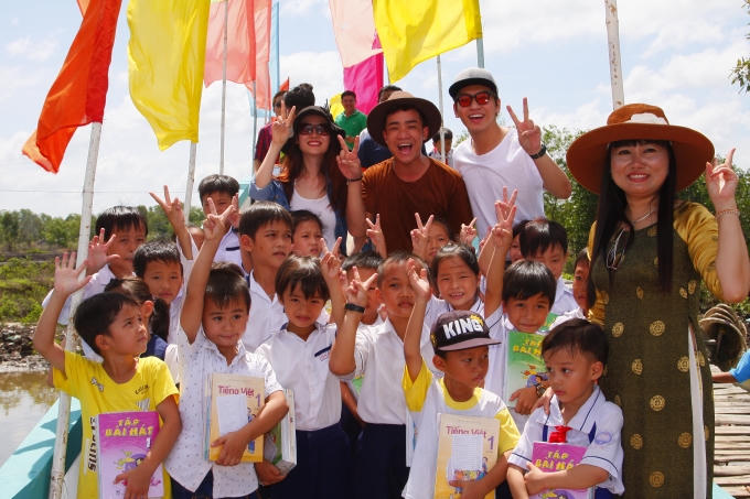 Gương mặt thân quen 2016: Bạch Công Khanh giành Nam vương Áo dài
