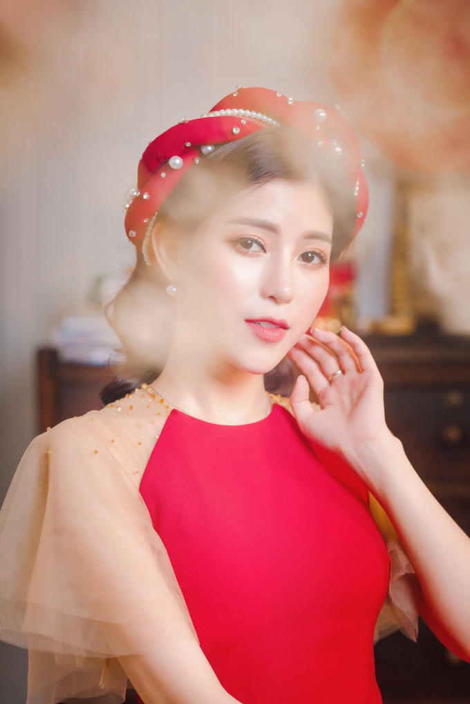 Ngọc Ánh còn chia sẻ: "Tết luôn là những ngày đặc biệt để mọi người có thể được sum họp. Ánh là ca sĩ hoạt động chủ yếu trong miền Nam nên rất ít có thời gian được ở bên gia đình nên những ngày Tết như thế này rất quý giá, không chỉ được nghỉ ngơi sau một năm hoạt động miệt mài mà còn là khoảng thời gian mình nhìn lại một năm qua đã làm được gì để phải thay đổi và cố gắng hơn trong năm mới. Ngọc Ánh cũng xin chúc cho những khán giả thân thương của mình sẽ đón một năm Kỷ Hợi nhiều sức khỏe, may mắn và thành công".