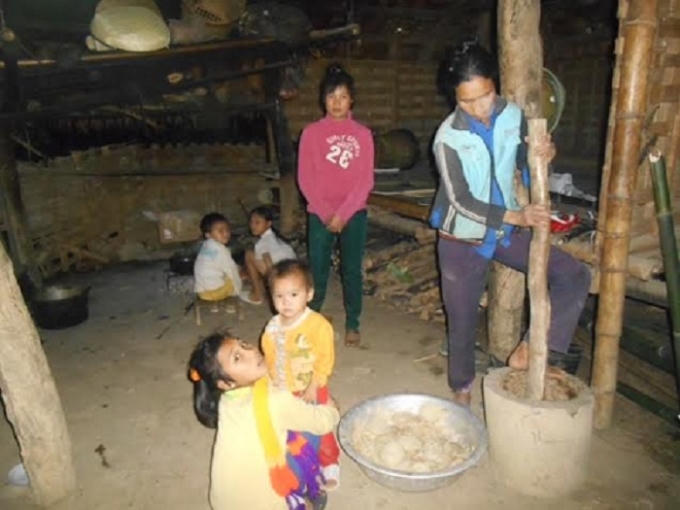 Căn nhà rách nát của gia đình em Lò Thị L.