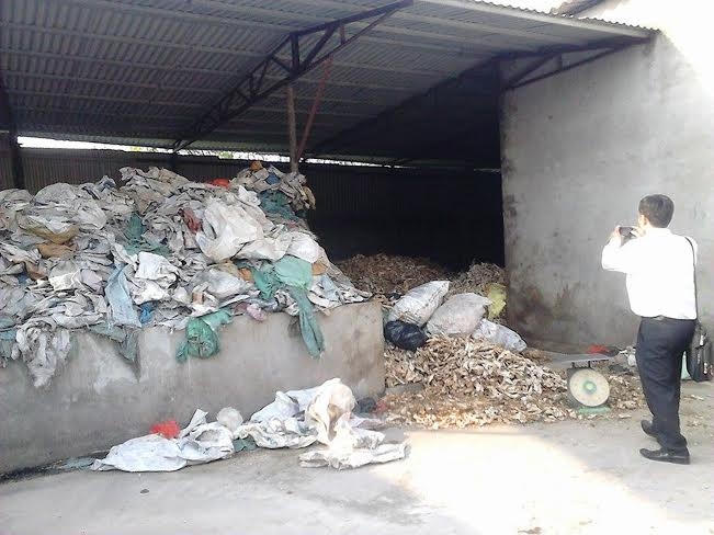 Các hộ dân rất bất bình trước việc xưởng chế biến gây ngột ngạt, ô nhiễm cho những gia đình sống xung quanh.