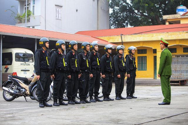 Hai tổ tuần tra của lực lượng CSCĐ H&agrave; Nội trước giờ l&ecirc;n đường l&agrave;m nhiệm vụ.  Theo Kế hoạch số 61 của C&ocirc;ng an th&agrave;nh phố H&agrave; Nội, lực lượng CSCĐ được tăng cường tuần tra ban ng&agrave;y nhằm xử l&yacute; c&aacute;c trường hợp vi phạm quy định đội mũ bảo hiểm khi điều khiển xe m&aacute;y, kiểm tra h&agrave;nh ch&iacute;nh, xử l&yacute; c&aacute;c trường hợp người điều khiển phương tiện giao thong t&agrave;ng trữ tr&aacute;i ph&eacute;p chất ma t&uacute;y, vũ kh&iacute; qu&acirc;n dụng, vũ kh&iacute; th&ocirc; sơ, vật liệu nổ...