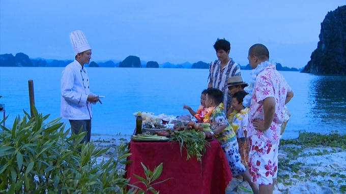 Khi hoàng hôn buông xuống, các bố được nhân nguyên liệu để làm một bữa tiệc trên biển.